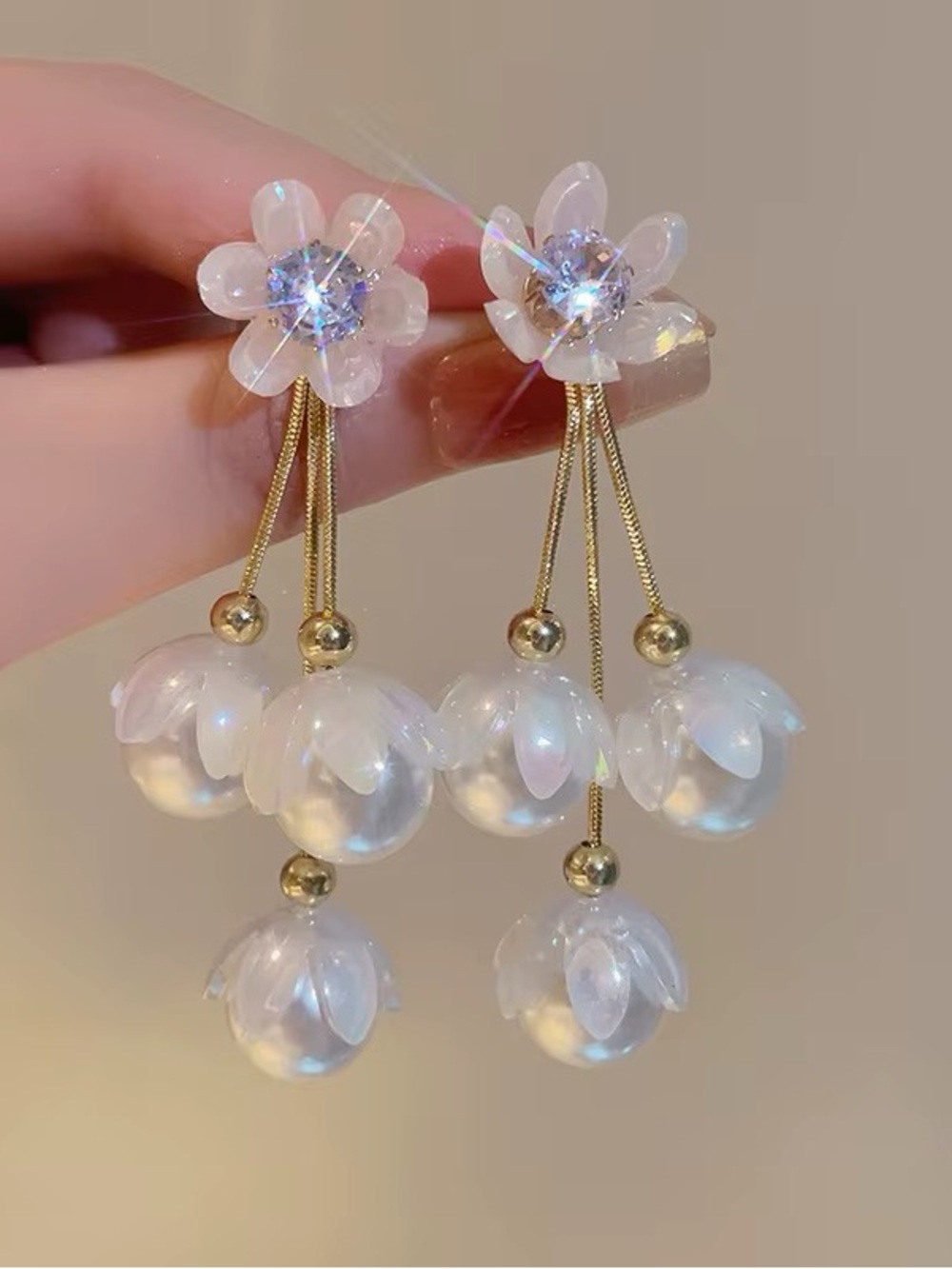 ***Elegant White Floral Drop Earrings with Gold Accents